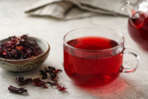 Leia mais sobre o artigo Chá de hibisco: o que é, como preparar e principais cuidados